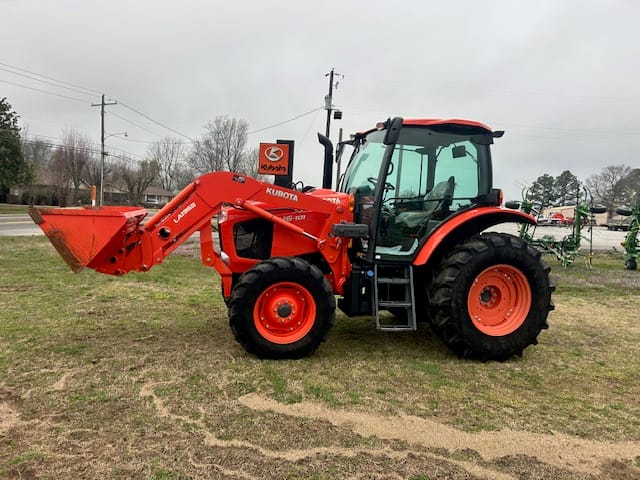 KUBOTA M6-101 WITH LOADER